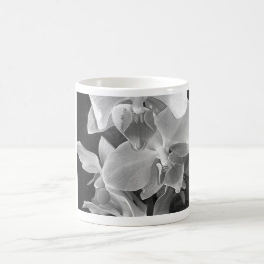 蘭の花が灰色で咲き乱れる コーヒーマグカップ (中央)