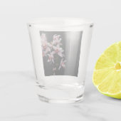 蘭の花の黒い背景 ショットグラス (裏面)