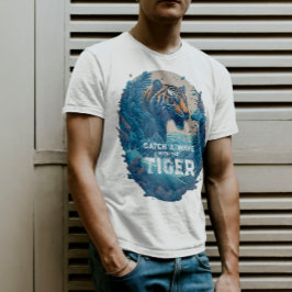 虎で波をキャッチ – サーファーのためのギフト Tシャツ