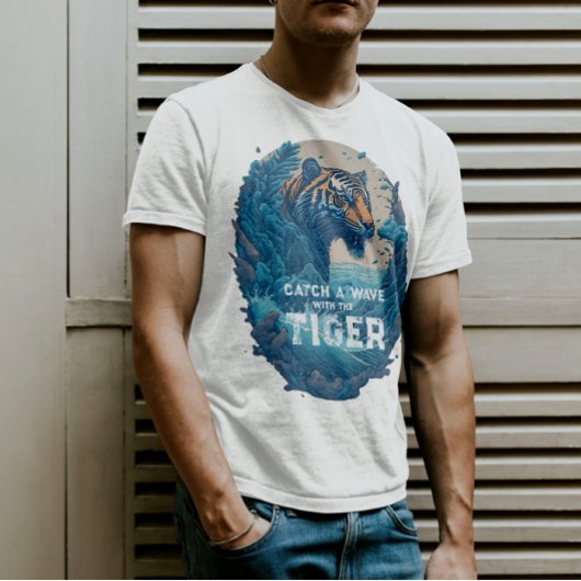 虎で波をキャッチ – サーファーのためのギフト Tシャツ