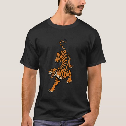 虎の降り這いトラディショナルタトゥーデザイン Tシャツ (正面)
