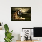 虎は劇的な空の下を見て座っている ポスター (ホームオフィス)