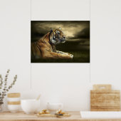 虎は劇的な空の下を見て座っている ポスター (キッチン)