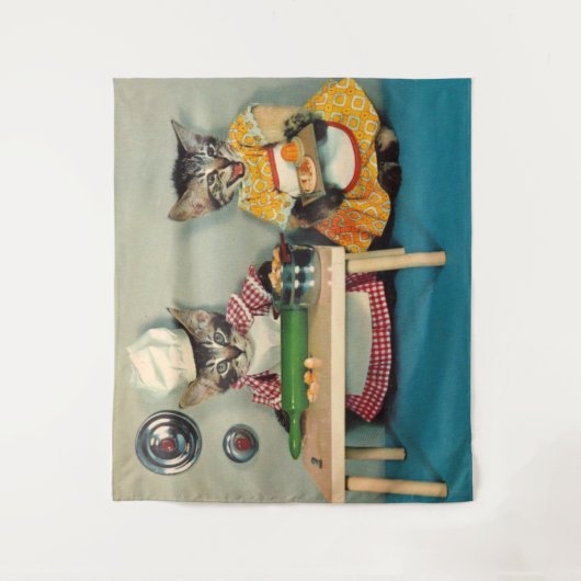 虎猫の子猫シェフと虎猫の子猫アシスタント タペストリー (正面)