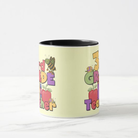 虫およびりんごの第3等級のTシャツおよびギフト マグカップ (中央)