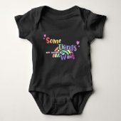 虹いくつかの物事は待つ価値がある ベビーボディスーツ (正面)