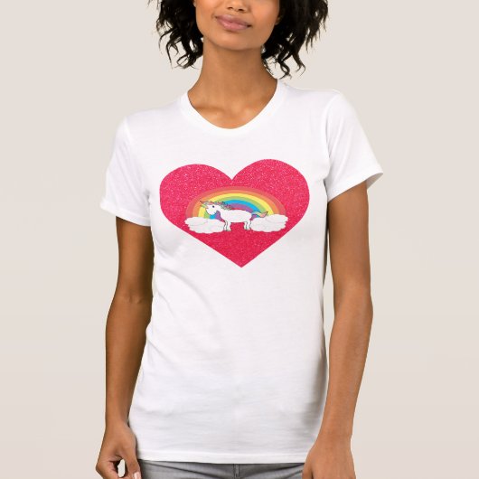 虹および雲のピンクの白いユニコーンはぴかぴか光ります Tシャツ (正面)