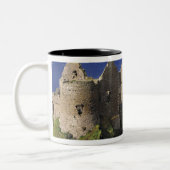 虹が中世のダンルース城を襲う ツートーンマグカップ (左)