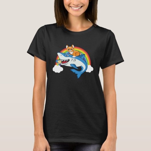 虹とじゃがいもを食べるサメに乗った猫 Ca用 Tシャツ (正面)