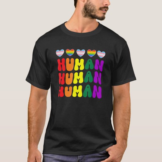 虹とトランスジェンダーの国旗を持つLGBTのハート Tシャツ (正面)