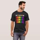 虹とトランスジェンダーの国旗を持つLGBTのハート Tシャツ (正面フル)