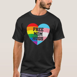 虹とトランスジェンダーの旗のハートを持つママハグ Tシャツ