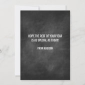 虹とブラックボードのハッピーバースデーカード カード (裏面)