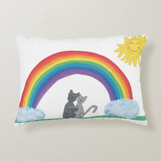 虹と太陽の下で抱き合うかわいい猫のアクセントピロー アクセントクッション