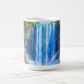 虹と色とりどりの花の魔法の滝 コーヒーマグカップ (中央)