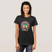 虹と雲とともに描かれたクルシジョの信仰の十字架 Tシャツ (正面フル)