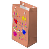 虹によって着色されるかわいい漫画象の誕生日 スモールペーパーバッグ (裏面アングル)