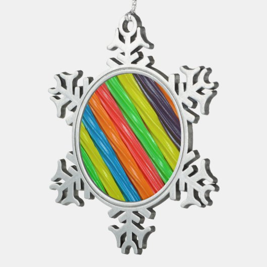 虹によって着色されるlicoriceのクリスマスのオーナメント スノーフレークピューターオーナメント (右)