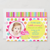 虹のカップケーキの写真のバースデーパーティ招待状 招待状 (正面)