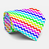 虹のカラフルで白いシェブロンのタイ ネクタイ (ロール)