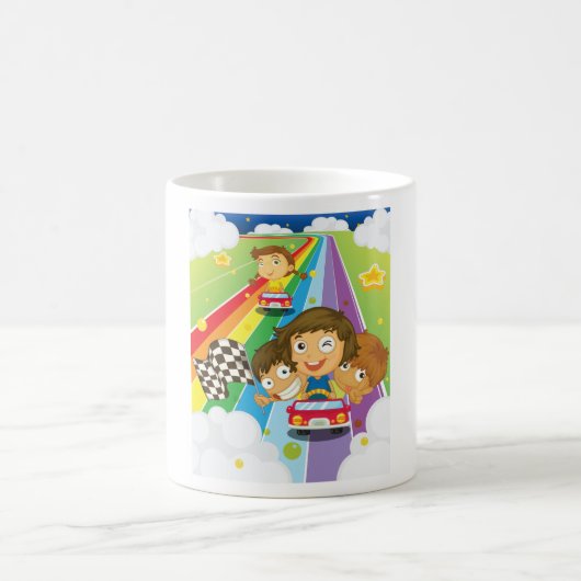 虹のコーヒーマグでレースをする子供たち コーヒーマグカップ (中央)