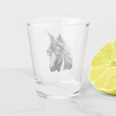 虹のサングラスとのクールなユニコーン ショットグラス (裏面)