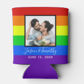 虹のストライプ写真 ゲイプライド LGBTQ ウェディング 缶クーラー (裏面)