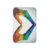 虹のハートとして絵を描かれる手 バスマット (正面縦)