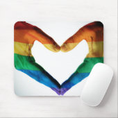 虹のハートとして絵を描かれる手 マウスパッド (マウス)