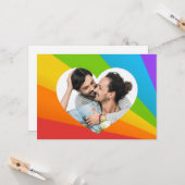 虹のハート同性カップル写真カスタムロマンチック カード (正面/裏面インサイチュ)