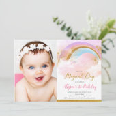 虹のパステルピンクおよび金ゴールドの誕生会の写真 招待状 (スタンド正面)