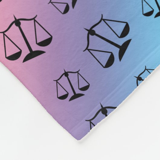 虹のパーソナライズされた正義を名付けはかりで測る フリースブランケット (角)