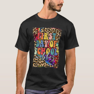 虹のヒョウ柄の先生のバックプリントTシャツ はじめての登校日 Tシャツ