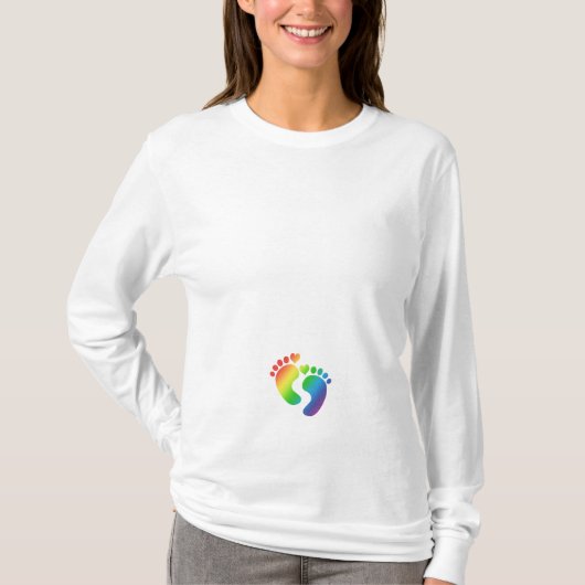 虹のベビーの足跡のマタニティシャツ Tシャツ (正面)