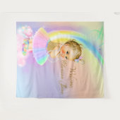 虹のベビーシャワーバナー 背景 ブロンドの女の子 タペストリー (正面(横))