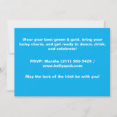 虹のライトブルーとグリーンのクローバーを飲むアイルランドの祝い 招待状 (裏面)