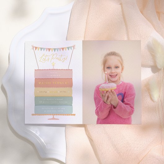 虹のレイヤーケーキの女の子 写真 誕生日パーティー 箔招待状