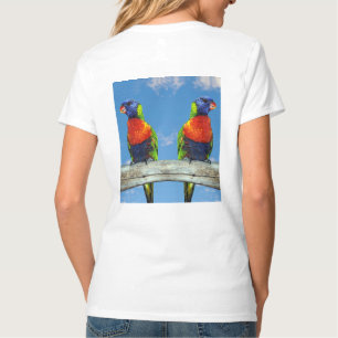 虹のロリケート2つの枝の上に止まり Tシャツ