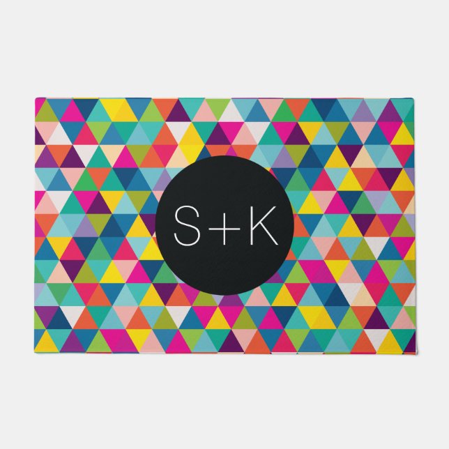 虹の三角形パターンカスタムのモノグラム ドアマット (正面)