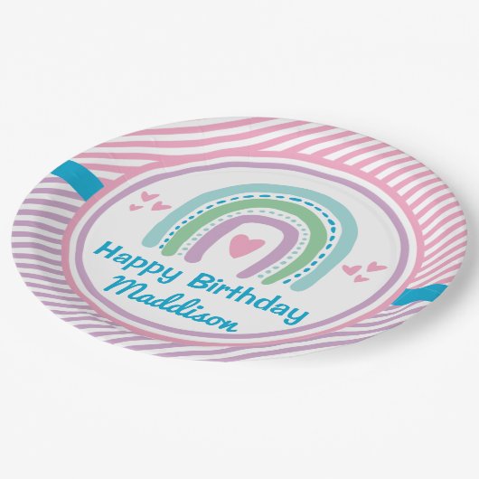 虹の上で半分眠っている下で眠る ペーパープレート (アングル)