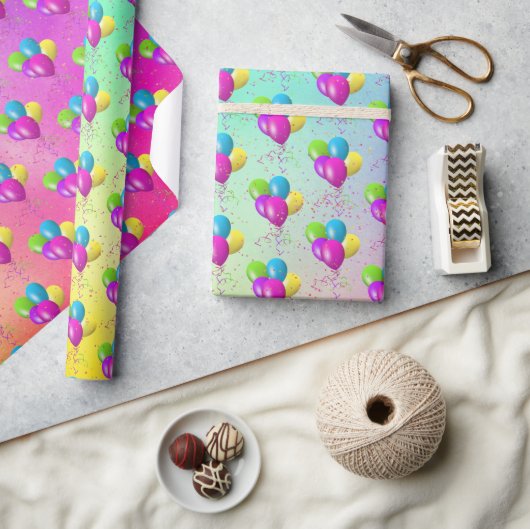 虹の上のコンフェッティ付きの誕生日風船 ラッピングペーパー (クラフト)