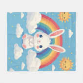 虹の下の雲に浮かぶかわいいウサギ フリースブランケット (正面(横))