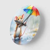 虹の傘を持つネズミの雨水色 ラウンド壁時計 (傾斜)