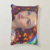 虹の光を放つ夢見心地の少女 アクセントクッション (裏面(縦))