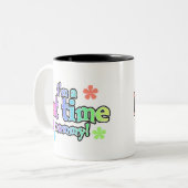 虹の文字の初めてのお母さん ツートーンマグカップ (正面左)