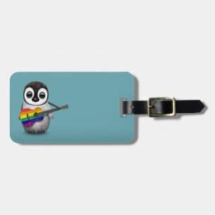 虹の旗のギターの青を遊んでいるベビーのペンギン ラゲッジタグ