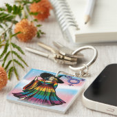 虹の旗の服のトランスジェンダーの魔女 キーホルダー (正面右)