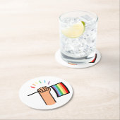 虹の旗を振る手を引く ラウンドペーパーコースター (インサイチュ)