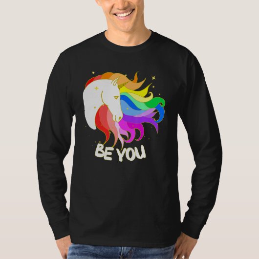 虹の杖で魔法のユニコーンを身に着ける Tシャツ (正面)