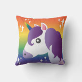 虹の枕が付いているユニコーンのEmojiの紫色の輝き クッション (裏面)